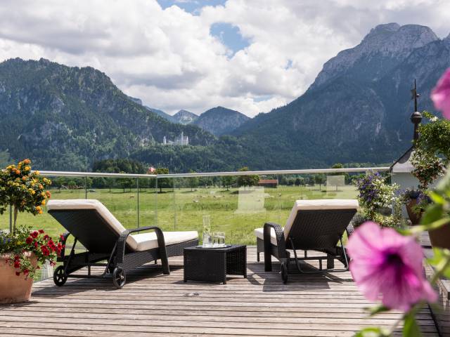 Gemütliche Ruheliegen mit Blick auf das Schloss Neuschwanstein