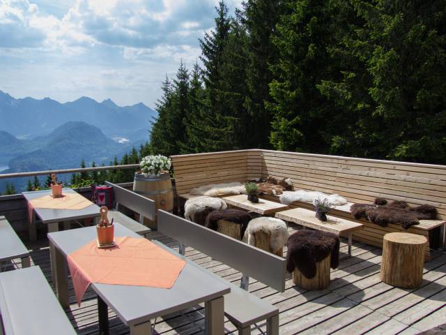 Terrasse der Berghütte mit Blick ins Tal