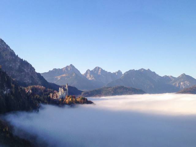 Schloss Neuschwanstein über den Wolken