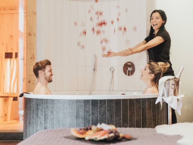 Paar in Badewanne - Privat Spa Wellness im Allgäu