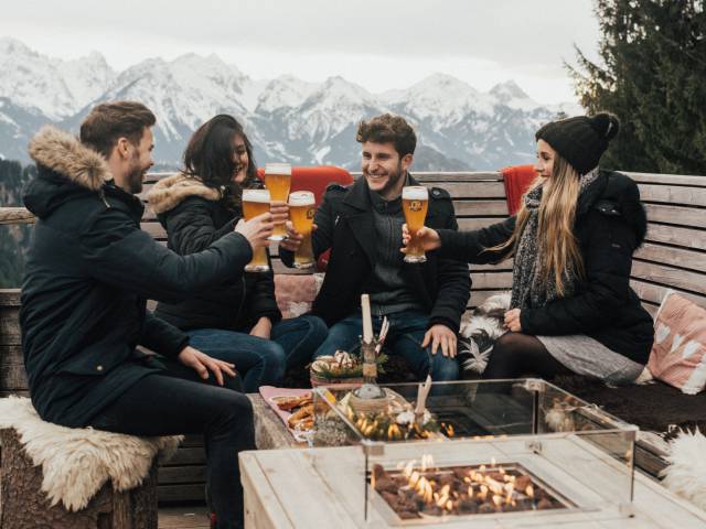 Personen bei Jause auf der Rohrkopfhütte am Tegelberg