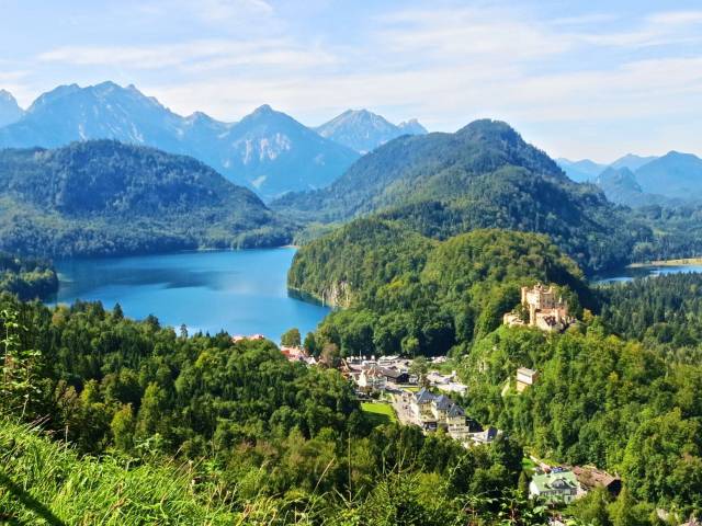 Talblick auf Seen und Schlösser im Allgäu