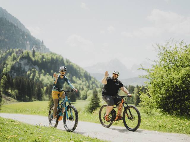 Biken im Allgäu - Personen auf Rad winken in die Kamera