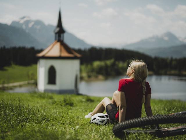 Frau genießt die Sonne bei einer Fahrrad Pause