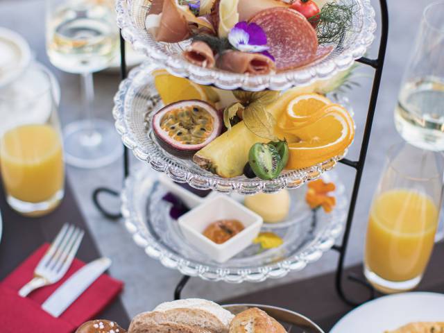 Frühstücks Etagere mit Obst und Brötchen