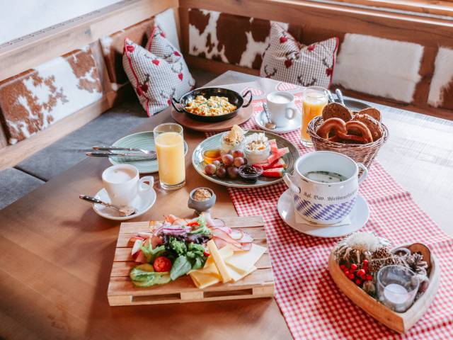 Frühstückstisch in der Rohrkopfhütte am Tegelberg