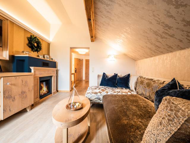 Gemütliches Hotelzimmer mit Holzelementen