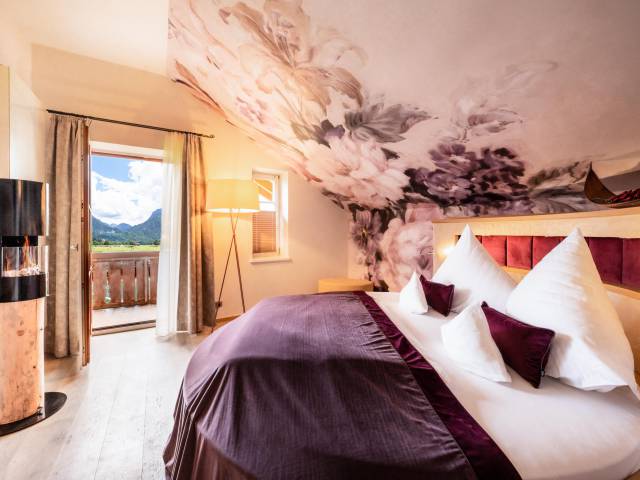 Hotelzimmer mit rundem Bett und Bergblick