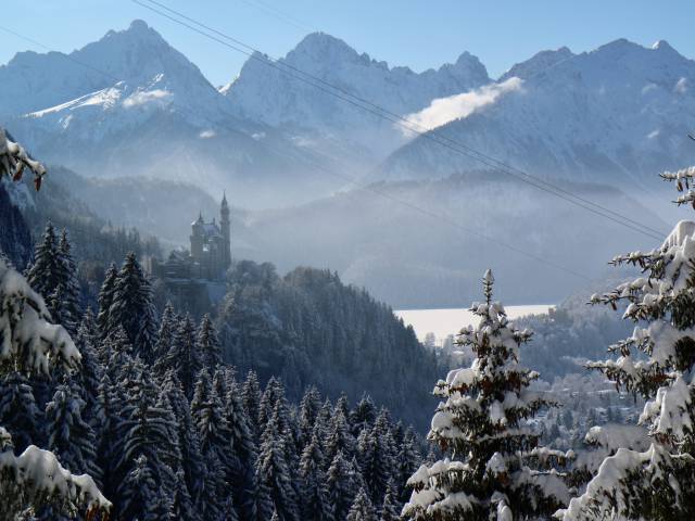 Schloss Neuschwanstein in Winterlandschaft