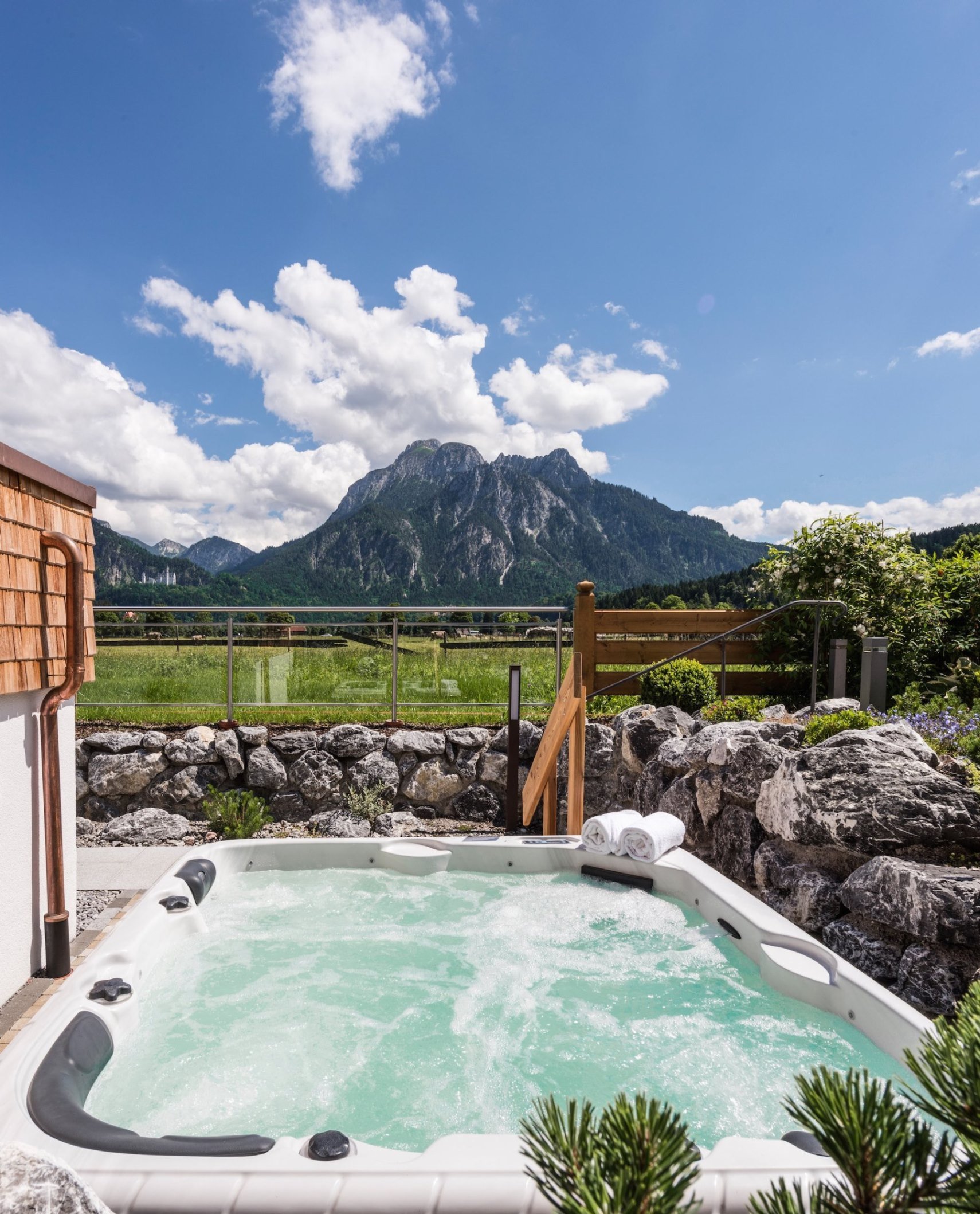 Felsen Whirlpool mit Schlossblick